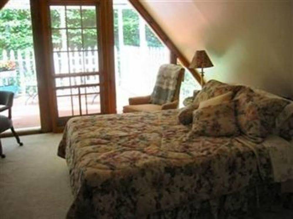 Rock Laurel Bed And Breakfast Candler Rum bild